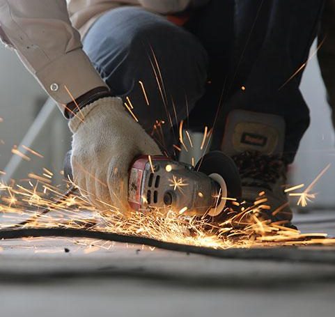 What are the technical features of key cutting machines in terms of cutting precision?