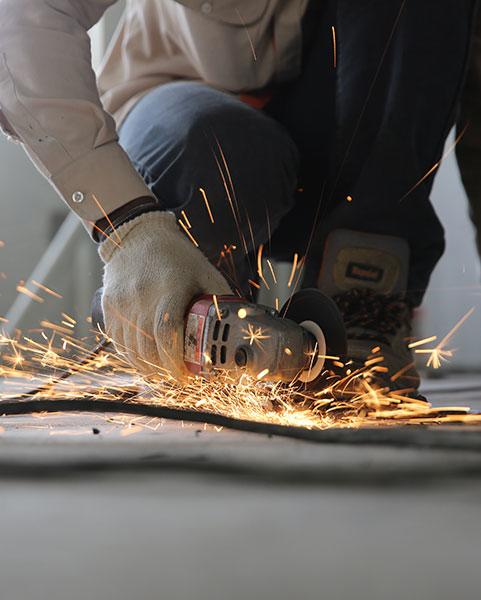 What are the technical features of key cutting machines in terms of cutting precision?